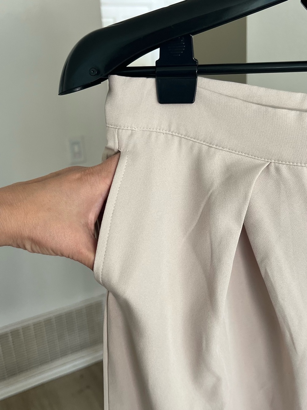 New never worn. Wide Leg Tie-Waist Pants - Cream size medium - Picture 4 of 9